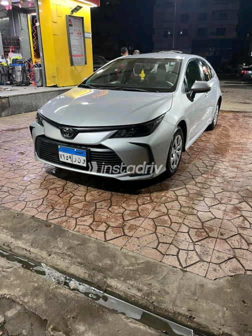 تويوتا كورولا 2024 فضي CVT مستعملة للبيع في القاهرة - 1
