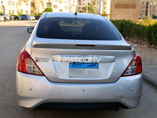 نيسان صنى 2021 فضي أوتوماتيك مستعملة للبيع في الجيزة - 3