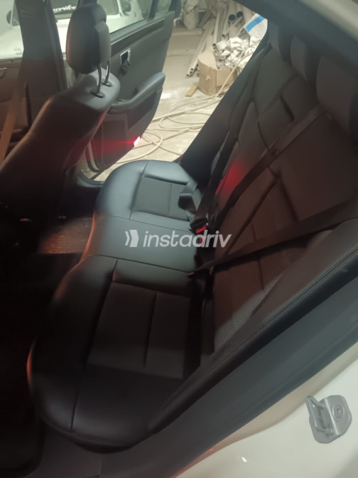 Mercedes E 200 2011 White Automatic Used for Sale in Helwan - 9