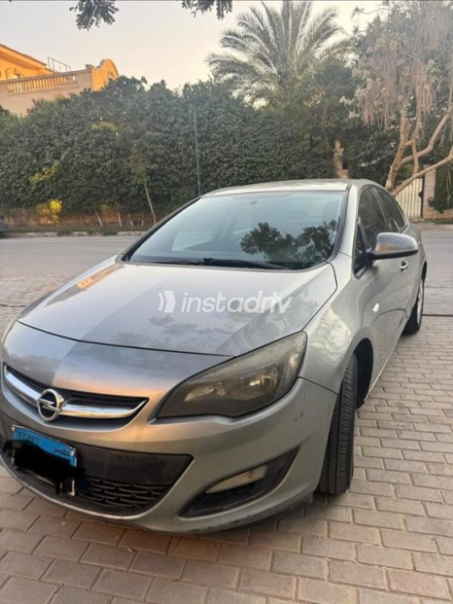 Opel Astra 2013 Silver Automatic Used for Sale in Sheikh Zayed City - 1