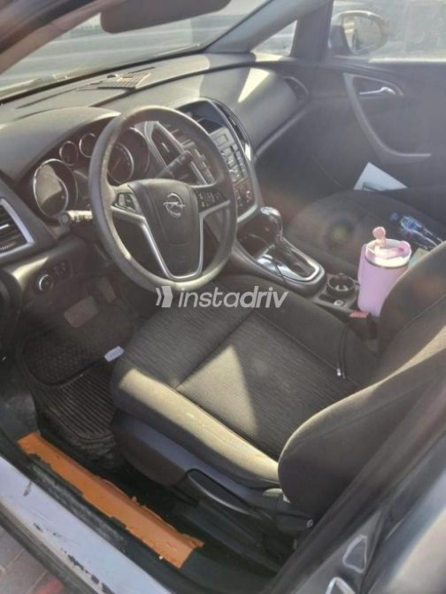 Opel Astra 2013 Silver Automatic Used for Sale in Sheikh Zayed City - 2