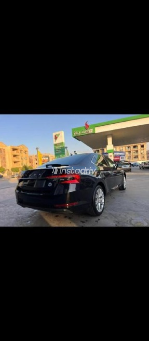 سكودا سوبيرب 2021 أسود أوتوماتيك مستعملة للبيع في العبور - 4