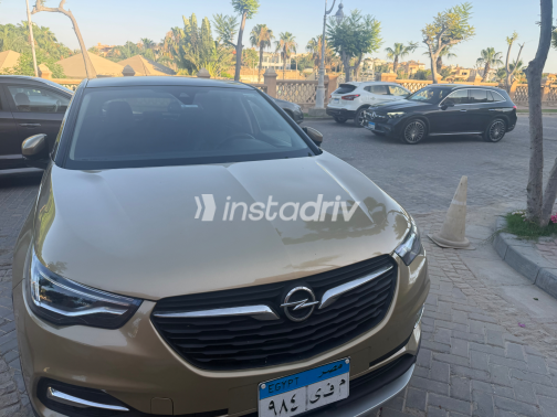 اوبل جراند لاند 2018 ذهبي أوتوماتيك مستعملة للبيع في القاهرة - 1
