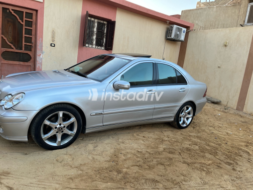 Mercedes C 200 2006 Silver Automatic Used for Sale in Ismailia - 4