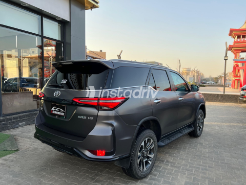 Toyota Fortuner 2023 Brown Automatic Used for Sale in Nasr city - 3