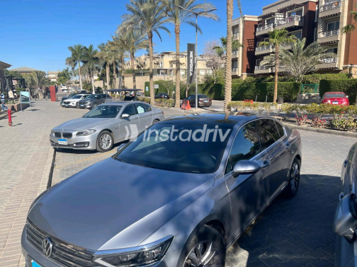 فولكس فاغن باسات 2022 فضي أوتوماتيك مستعملة للبيع في الجيزة - 1