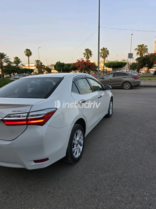 Toyota Corolla 2017 White Automatic Used for Sale in 10th of Ramadan - 9