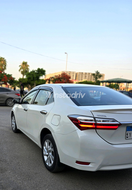 Toyota Corolla 2017 White Automatic Used for Sale in 10th of Ramadan - 10