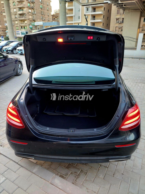 Mercedes E 200 2020 Black Automatic Used for Sale in Nasr city - 3
