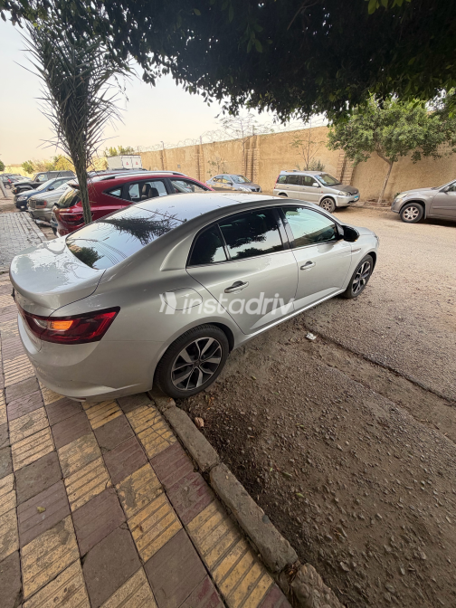رينو ميجان 2021 فضي CVT مستعملة للبيع في شيراتون - 3