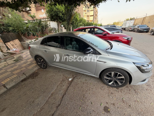 رينو ميجان 2021 فضي CVT مستعملة للبيع في شيراتون - 6