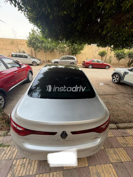رينو ميجان 2021 فضي CVT مستعملة للبيع في شيراتون - 7