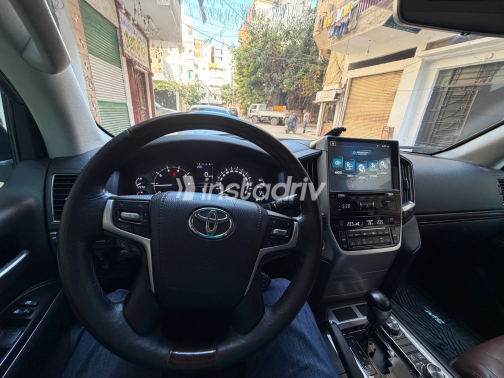 تويوتا لاند كروزر 2018 أسود أوتوماتيك مستعملة للبيع في الإسكندرية - 2