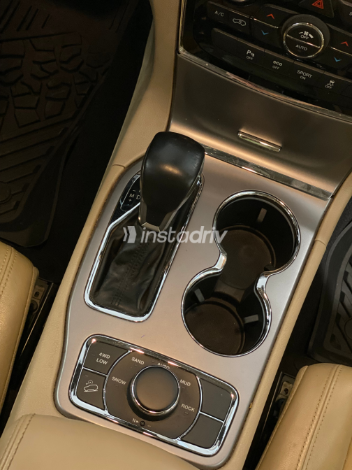 Jeep Grand Cherokee 2020 Black Automatic Used for Sale in Heliopolis - 6