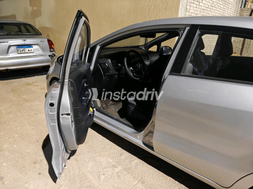كيا ريو 2013 فضي أوتوماتيك مستعملة للبيع في الجيزة - 3