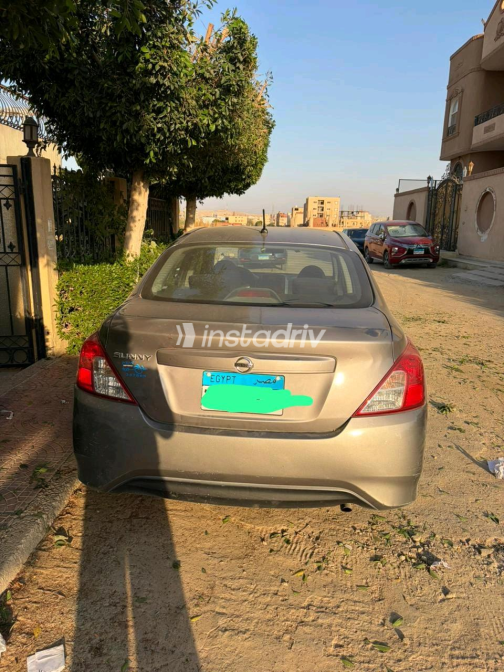 نيسان صنى 2017 شامبين أوتوماتيك مستعملة للبيع في الجيزة - 1