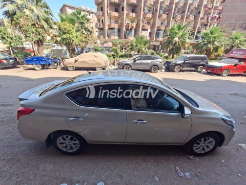 Nissan Sunny 2024 Gold Automatic Used for Sale in Cairo - 4