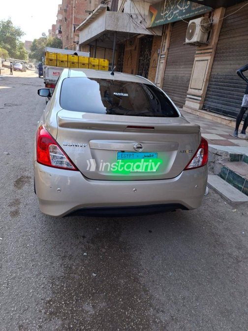 Nissan Sunny 2024 Gold Automatic Used for Sale in Cairo - 5