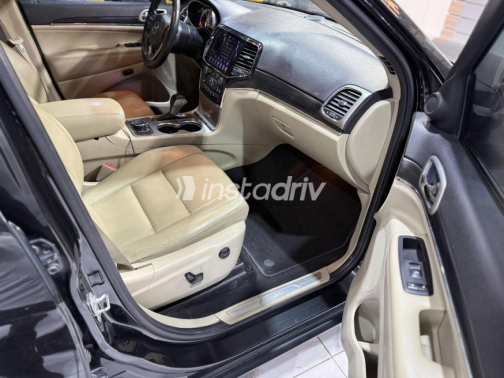 Jeep Grand Cherokee 2019 Black Automatic Used for Sale in Cairo - 7