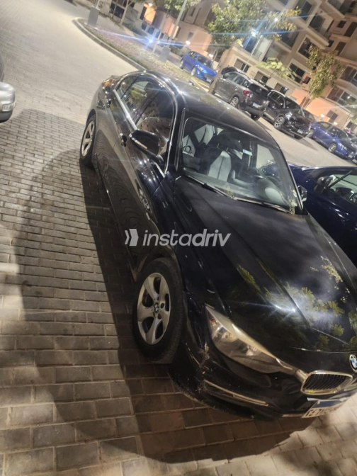 بي ام دبليو 316 2015 أسود أوتوماتيك مستعملة للبيع في القاهرة - 6