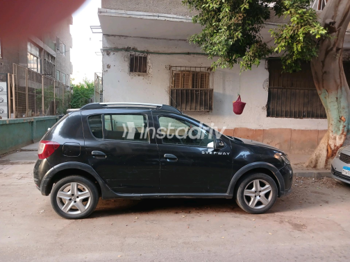 Renault Sandero Step Way 2015 Black Manual Used for Sale in Giza - 7