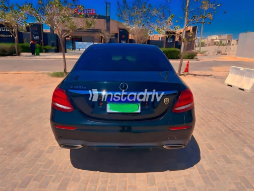 مرسيدس E 300 2019 أسود أوتوماتيك مستعملة للبيع في القاهرة - 2