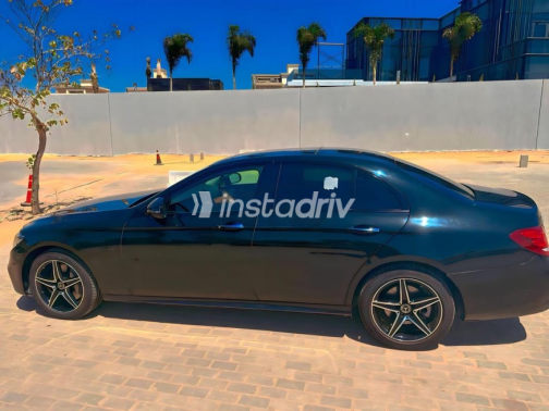 مرسيدس E 300 2019 أسود أوتوماتيك مستعملة للبيع في القاهرة - 3