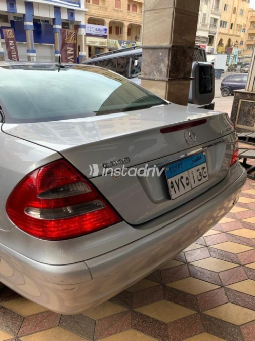 Mercedes E 200 2004 Silver Automatic Used for Sale in Sheikh Zayed City - 2