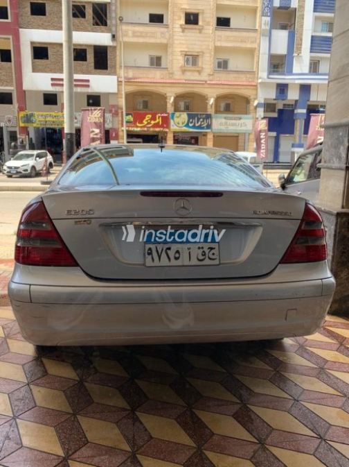 Mercedes E 200 2004 Silver Automatic Used for Sale in Sheikh Zayed City - 4