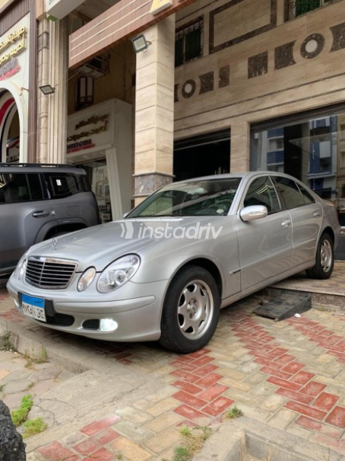 Mercedes E 200 2004 Silver Automatic Used for Sale in Sheikh Zayed City - 5