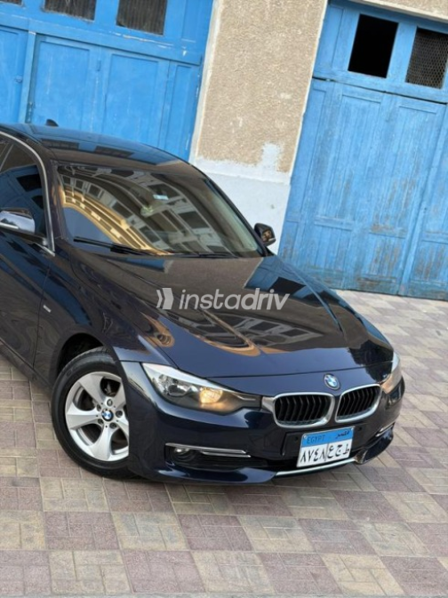 بي ام دبليو 316 2015 أزرق غامق أوتوماتيك مستعملة للبيع في الإسماعيلية - 7