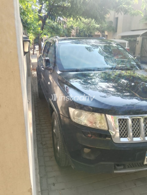 Jeep Grand Cherokee 2013 Black Automatic Used for Sale in Cairo - 3