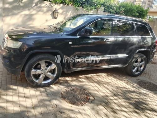 Jeep Grand Cherokee 2013 Black Automatic Used for Sale in Cairo - 4