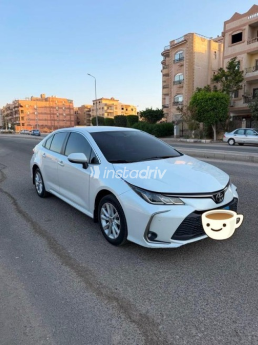 تويوتا كورولا 2024 أبيض أوتوماتيك مستعملة للبيع في القاهرة - 2