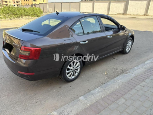 سكودا اوكتافيا A7 2014 بني أوتوماتيك مستعملة للبيع في القاهرة - 4