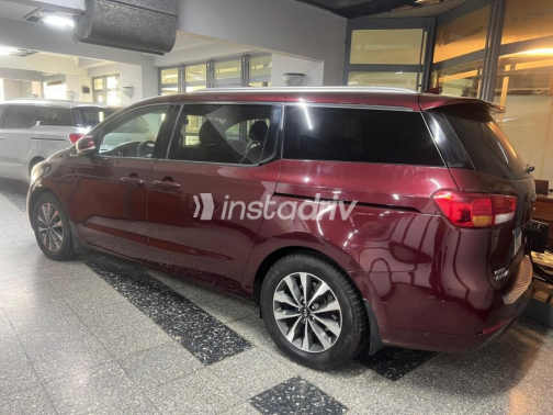 Kia Carnival 2016 Dark Red Automatic Used for Sale in Maadi - 3