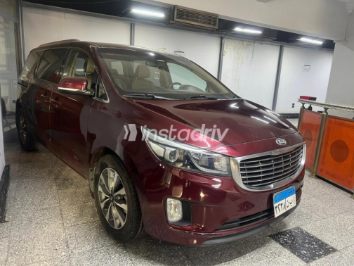 Kia Carnival 2016 Dark Red Automatic Used for Sale in Maadi - 4