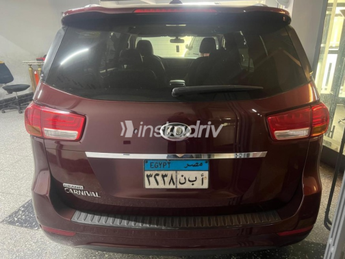 Kia Carnival 2016 Dark Red Automatic Used for Sale in Maadi - 6