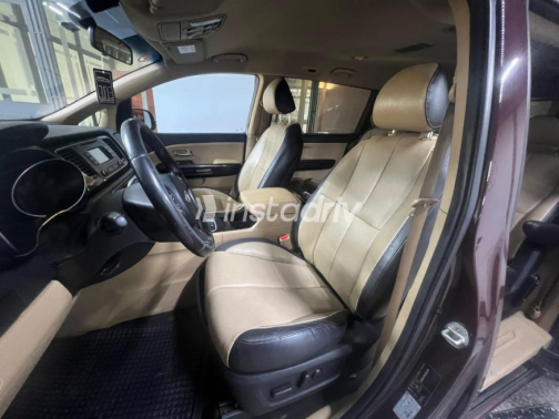 Kia Carnival 2016 Dark Red Automatic Used for Sale in Maadi - 10