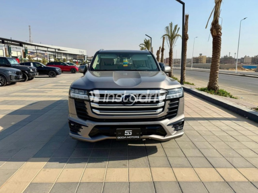 تويوتا لاند كروزر 2023 ذهبي أوتوماتيك مستعملة للبيع في القاهرة - 3