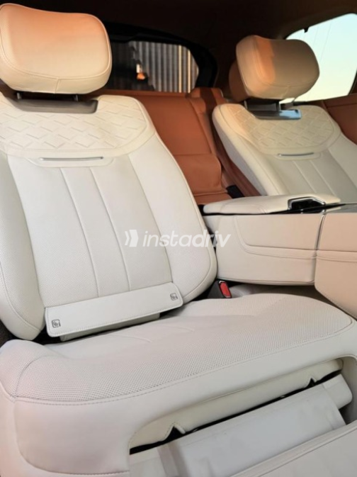 Land Rover Range Rover Vogue 2024 Black Automatic Used for Sale in Cairo - 4