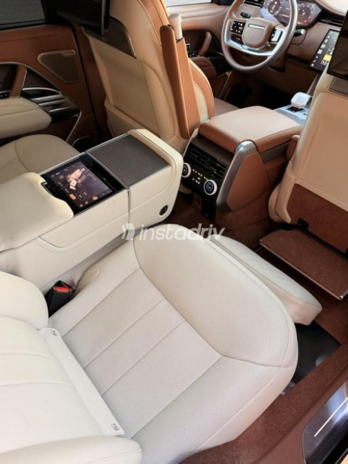 Land Rover Range Rover Vogue 2024 Black Automatic Used for Sale in Cairo - 5