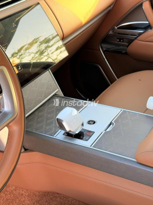 Land Rover Range Rover Vogue 2024 Black Automatic Used for Sale in Cairo - 6