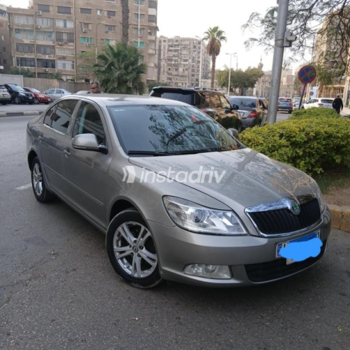 سكودا فانتازيا 2010 ذهبي أوتوماتيك مستعملة للبيع في القاهرة - 2