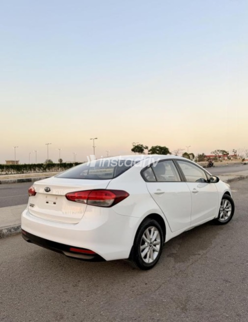 Kia Cerato 2017 White Automatic Used for Sale in Nasr city - 9