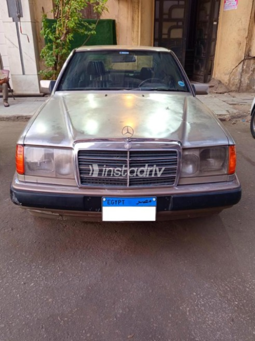 Mercedes E 200 1992 Champagne Automatic Used for Sale in Cairo - 1
