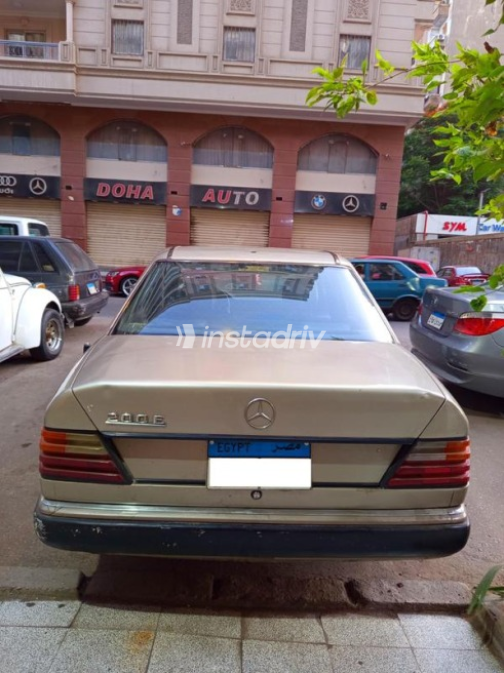 Mercedes E 200 1992 Champagne Automatic Used for Sale in Cairo - 2