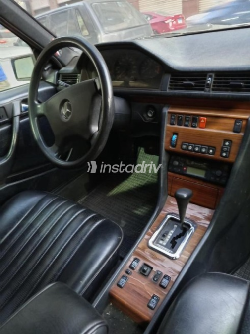 Mercedes E 200 1992 Champagne Automatic Used for Sale in Cairo - 3