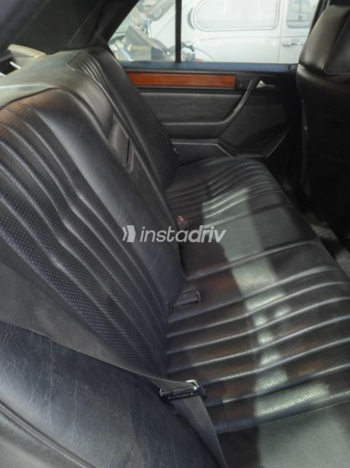 Mercedes E 200 1992 Champagne Automatic Used for Sale in Cairo - 4