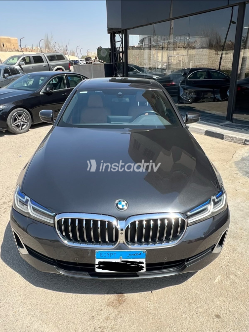 بي ام دبليو 530 2023 رمادي غامق أوتوماتيك مستعملة للبيع في القاهرة - 1